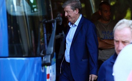 Chỉ Roy Hodgson mỉm cười khi tuyển Anh cúi đầu về nước